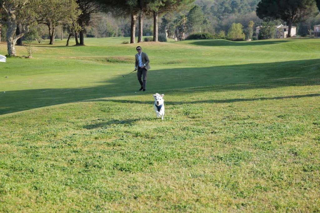 Charmantes Haus Im Golf Club Saint Tropez Bagian luar foto