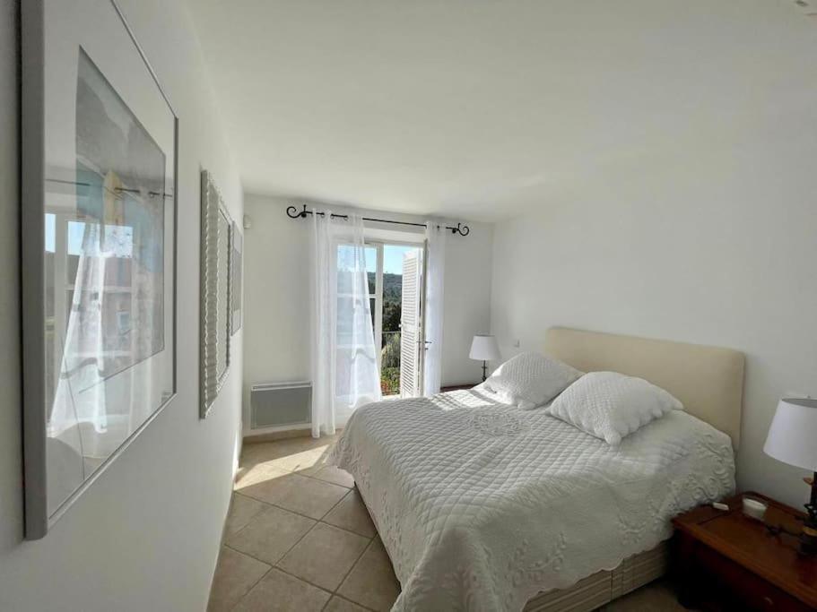 Charmantes Haus Im Golf Club Saint Tropez Bagian luar foto