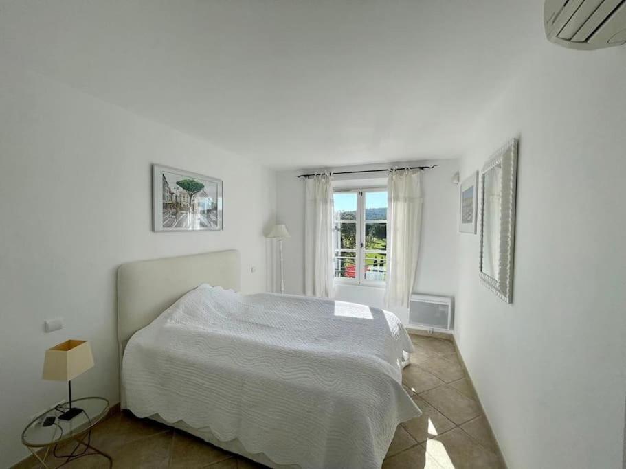 Charmantes Haus Im Golf Club Saint Tropez Bagian luar foto