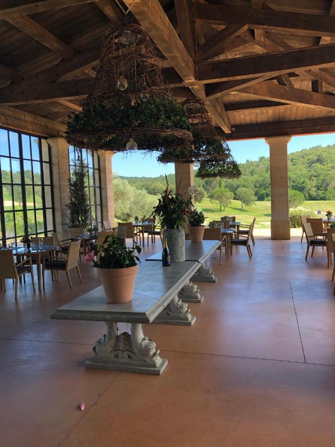 Charmantes Haus Im Golf Club Saint Tropez Bagian luar foto