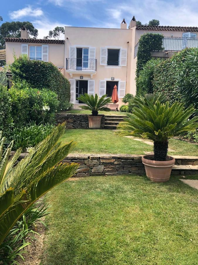 Charmantes Haus Im Golf Club Saint Tropez Bagian luar foto