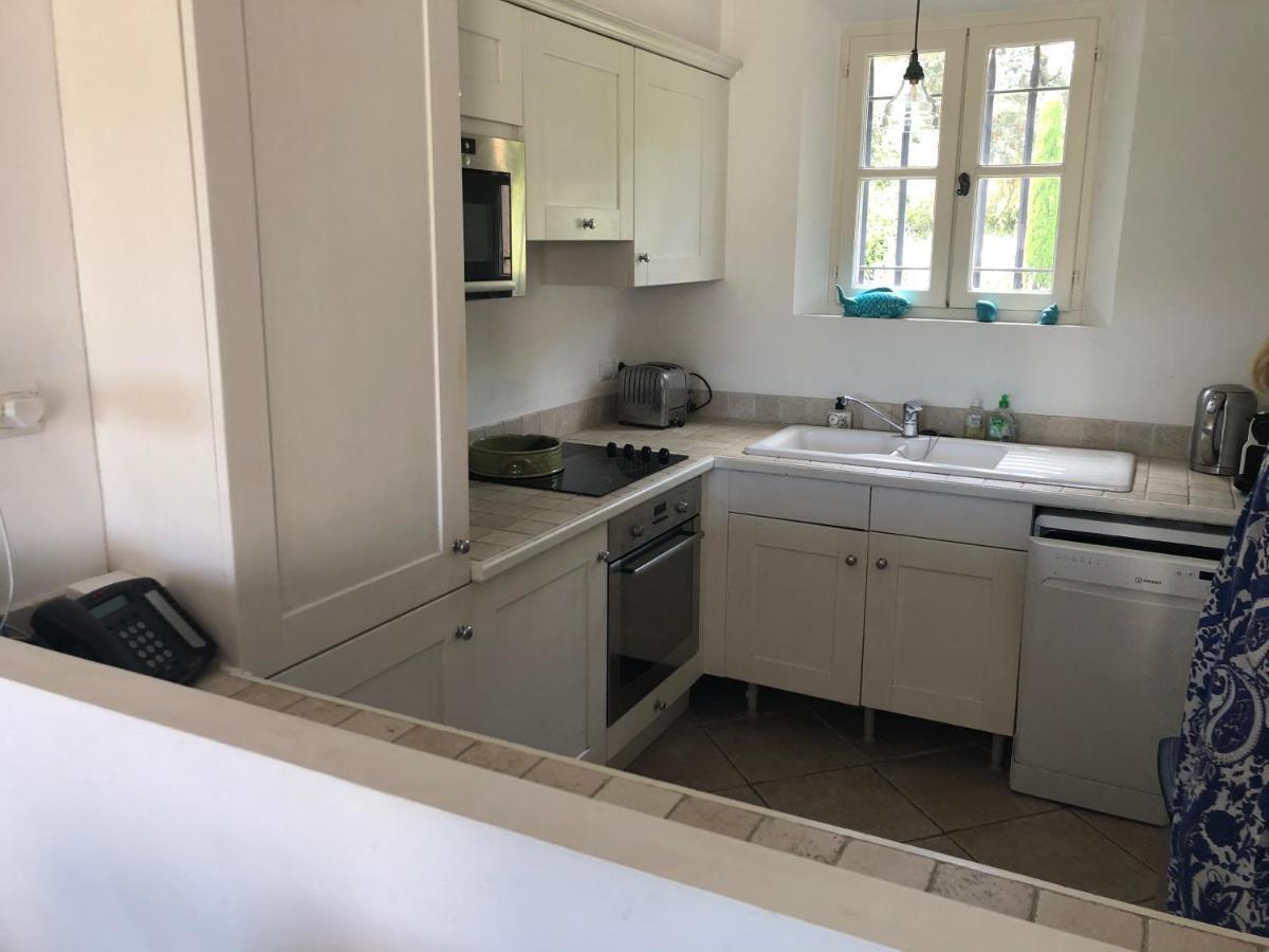 Charmantes Haus Im Golf Club Saint Tropez Bagian luar foto