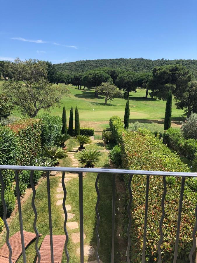 Charmantes Haus Im Golf Club Saint Tropez Bagian luar foto