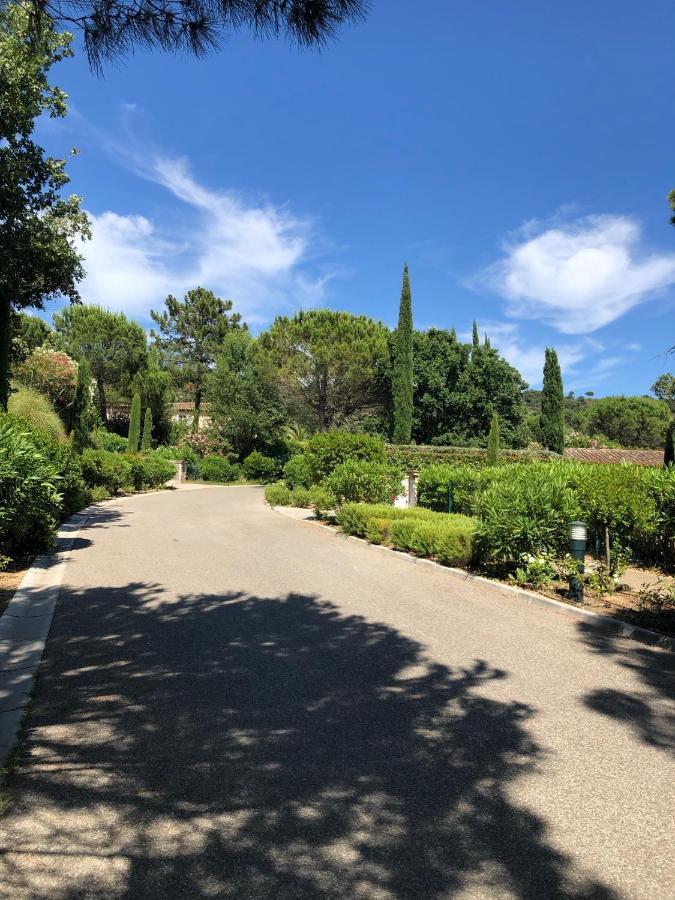 Charmantes Haus Im Golf Club Saint Tropez Bagian luar foto