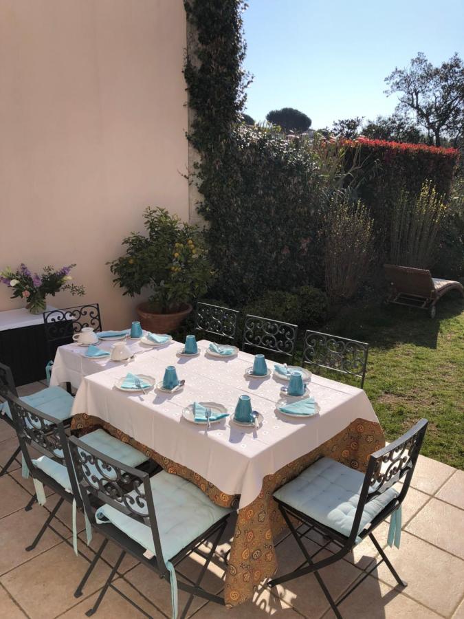 Charmantes Haus Im Golf Club Saint Tropez Bagian luar foto