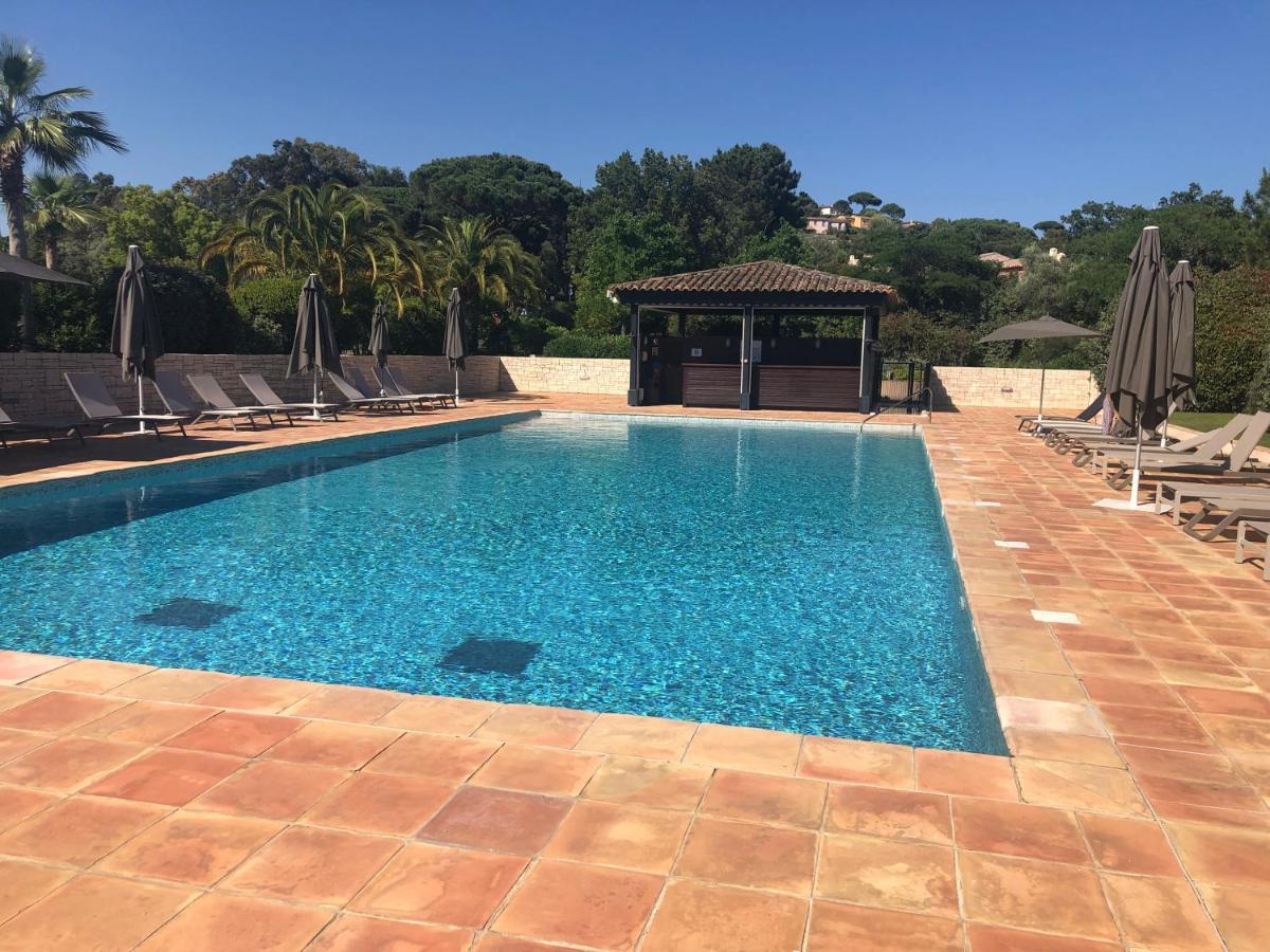 Charmantes Haus Im Golf Club Saint Tropez Bagian luar foto