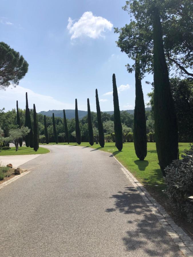 Charmantes Haus Im Golf Club Saint Tropez Bagian luar foto
